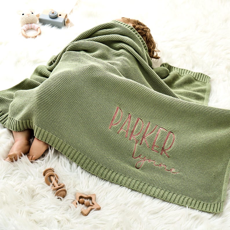 Anpassad babyfilt, broderat namn, barnvagnsfilt, present till nyfödd, mjuk, andningsbar bomullsstickning, babyfiltsset, personlig namnfilt bild 2