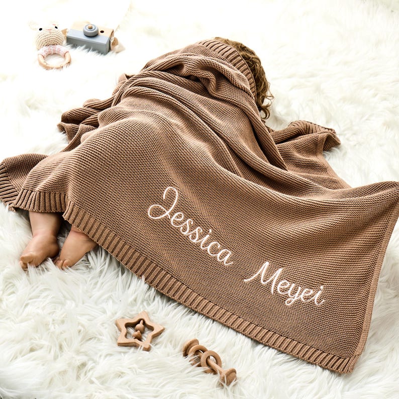 Anpassad babyfilt, broderat namn, barnvagnsfilt, present till nyfödd, mjuk, andningsbar bomullsstickning, babyfiltsset, personlig namnfilt bild 1
