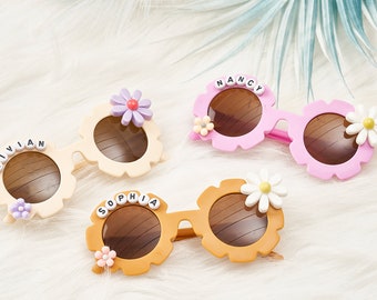 Lunettes de soleil avec nom personnalisé, lunettes de soleil pour enfants, lunettes de soleil à fleurs, fille de fleur, cadeau d'anniversaire personnalisé pour petite fille, marguerite florale pour filles