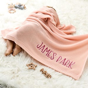 Anpassad babyfilt, broderat namn, barnvagnsfilt, present till nyfödd, mjuk, andningsbar bomullsstickning, babyfiltsset, personlig namnfilt bild 10