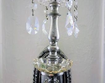 Aplique de pared victoriano vintage en tono plateado para velas o luz eléctrica con cristales ovalados austriacos.