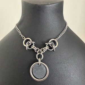 Collar de día de malla metálica hecho a mano con piedra negra y aro de acero inoxidable: símbolo de confianza, compromiso y conexión.