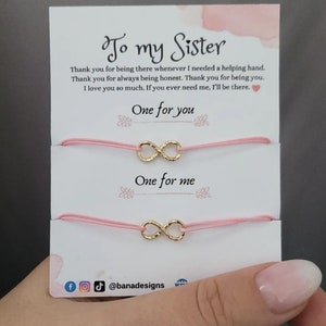 Set di 2 bracciali Infinity minimalisti con cordino regolabile e ciondolo placcato oro, set coordinato, regalo per sorelle, biglietto con messaggio "A mia sorella"