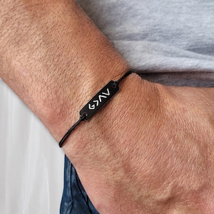 Gott ist größer als die Höhen und Tiefen Personalisiertes graviertes schwarzes Armband, benutzerdefiniertes religiöses Zitat, Johannes 16:33, Symbol für Bibelvers