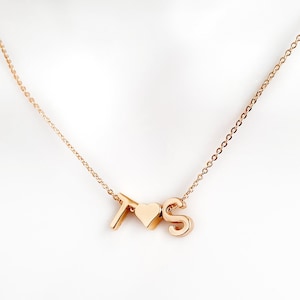 Collar inicial diminuto chapado en oro, iniciales y amuletos colgantes de corazón, collar de letras delicadas, mejor amiga, regalo de novia, monograma personalizado