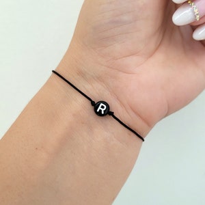 Pulsera con inicial, pulsera minimalista con letras negras, cordón ajustable, pulsera para novio, novia y mejor amigo, regalo con monograma para parejas