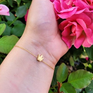 Delicada pulsera de corona pequeña con dije de corona chapado en oro, cadena fina, letra monograma, regalo de dama de honor, regalo personalizado para amantes de la novia