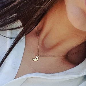 Delicado collar chapado en oro, colgante de media luna, regalo de novia minimalista, regalo de propuesta de dama de honor, regalo para ella