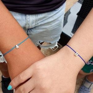 Juego de 2 pulseras personalizadas con iniciales diminutas bañadas en oro / Pulseras minimalistas a juego para él y para ella / Regalo personalizado para parejas