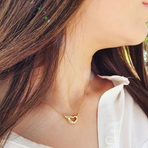 Delicado collar plateado de oro, manos amorosas corazón colgante, minimalista regalo de la novia, regalo de la propuesta de la dama de honor, regalo para ella