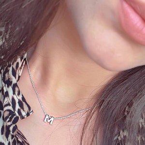 Collar con letra inicial pequeña bañada en plata, colgante con inicial delicada personalizada, regalo minimalista para dama de honor, boda, fiesta nupcial, mayúsculas