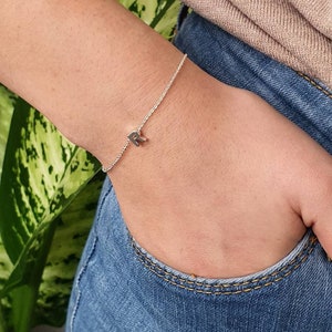 Pulsera pequeña con inicial bañada en plata, pulsera personalizada con letra monograma delicada, regalo de dama de honor, regalo de novia, personalizada