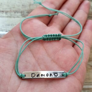 Bracciale da uomo personalizzato, bracciale con nome placcato in oro inciso per lui, regalo per coppie per lui, bracciale con cordino regolabile da uomo immagine 6