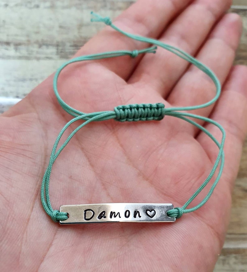 Bracciale da uomo personalizzato, bracciale con nome placcato in oro inciso per lui, regalo per coppie per lui, bracciale con cordino regolabile da uomo immagine 6