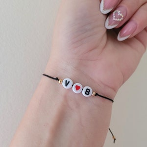 Pulsera inicial personalizada, letra negra acrílica y corazón rojo, cuerda ajustable, pulsera de parejas, mejor amigo, monograma de parejas amantes del regalo