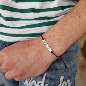 Bracciale da uomo personalizzato, bracciale con nome placcato in oro inciso per lui, regalo per coppie per lui, bracciale con cordino regolabile da uomo immagine 7