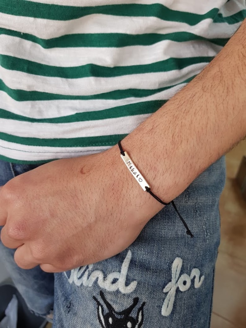 Bracciale da uomo personalizzato, bracciale con nome placcato in oro inciso per lui, regalo per coppie per lui, bracciale con cordino regolabile da uomo immagine 7