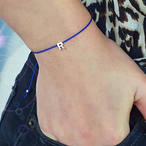 Pulsera con letra inicial pequeña bañada en plata: joyería personalizada, delicada y ajustable para damas de honor, bodas, parejas, regalo minimalista