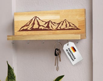 Schlüsselbrett Holz mit Ablage Haken Bergmotiv 3 Gravur Personalisierbar Geschenk Schlüsselhalter Board Einweihung Wandmontage Deko Eiche
