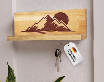 Schlüsselbrett Holz mit Ablage Haken Bergmotiv 1 Gravur Personalisierbar Geschenk Schlüsselhalter Board Einweihung Wandmontage Deko Eiche