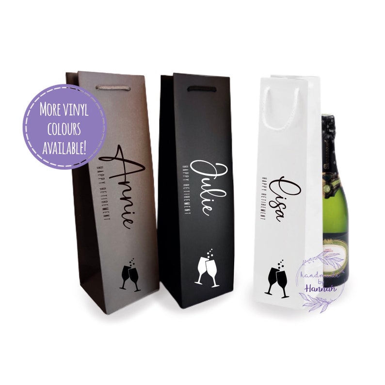 Peut inclure: Trois sacs cadeaux pour vin personnalis&eacute;s avec du texte noir et blanc et un motif de verre &agrave; champagne. Les sacs sont &eacute;tiquet&eacute;s "Annie", "Julie" et "Lisa" avec le texte "Joyeux Retraite".