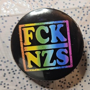 Button Badge gegen Rechts "FCK NZS" Pin für die Tasche / Jacke und co