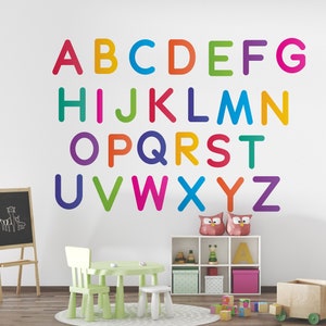 Calcomanía de pared de vinilo con letras del alfabeto en mayúsculas, pegatina de pared, calcomanía de pared para guardería, citas inspiradoras de pared, letras arcoíris, decoración del aula