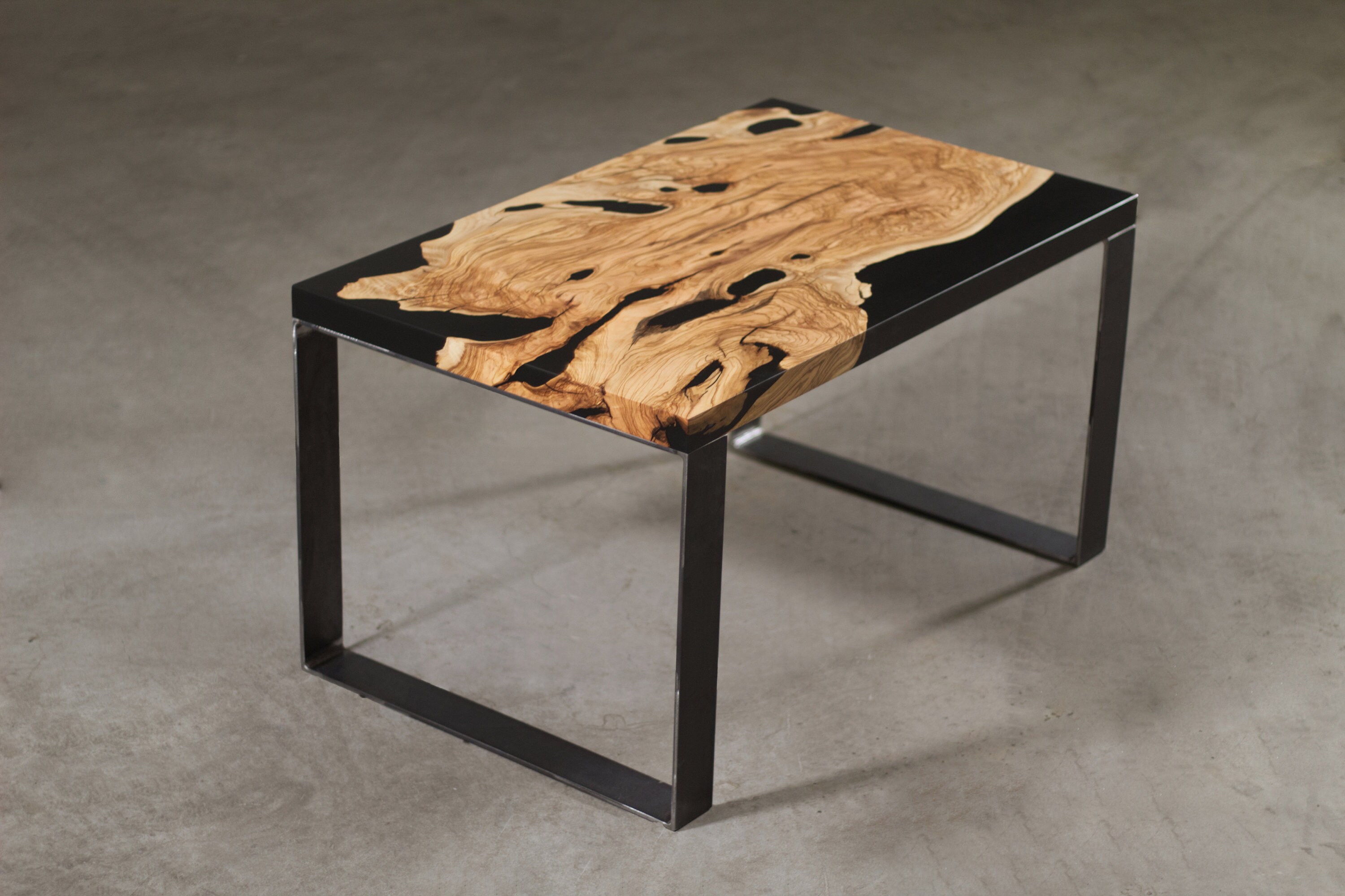 Couchtisch Olivenholz und Schwarzes Resin MAßGEFERTIGt | Etsy