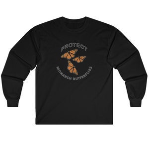 Op de afbeelding: Zwart longsleeve t-shirt met een witte cirkelvormige afbeelding met de tekst "PROTECT MONARCH BUTTERFLIES" en drie oranje monarchvlinders.
