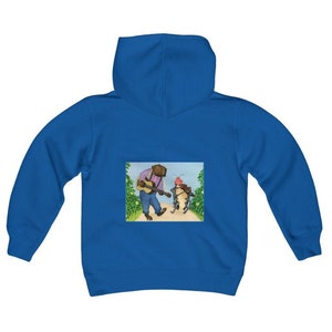Op de afbeelding: Een koninklijk blauwe hoodie in kindermaat met een afbeelding van een beer die gitaar speelt en een beestje dat viool speelt op een pad met groen gras en bloemen.