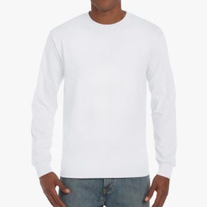 Op de afbeelding: Een wit T-shirt met lange mouwen en een ronde hals.