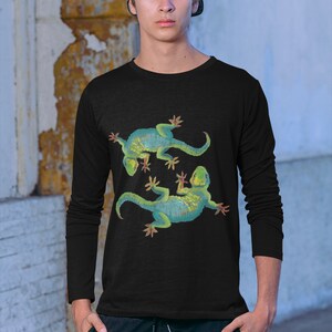 Op de afbeelding: Zwart longsleeve shirt met een grafische print van twee groene gekko's.