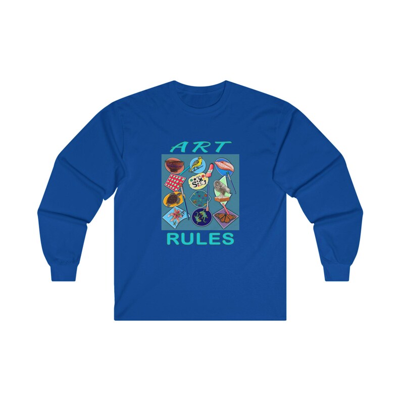 Pu&ograve; includere: Una t-shirt a maniche lunghe blu reale con un design grafico di materiali artistici colorati e il testo "ART RULES" in turchese.