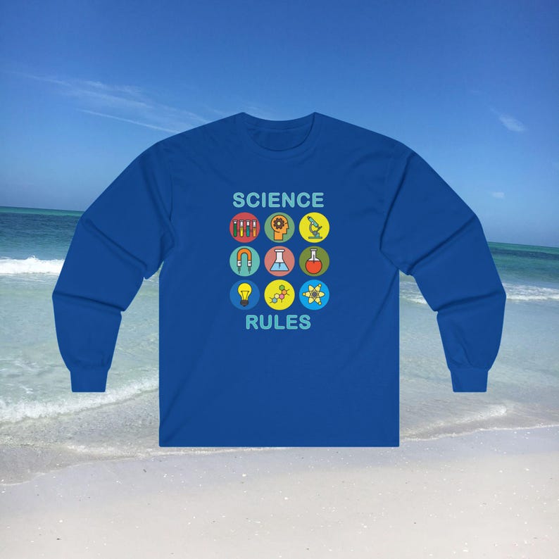 Op de afbeelding: Een koninklijkblauw longsleeve t-shirt met de tekst "SCIENCE RULES" in lichtblauw. Het shirt heeft een afbeelding van negen kleurrijke wetenschappelijke iconen.
