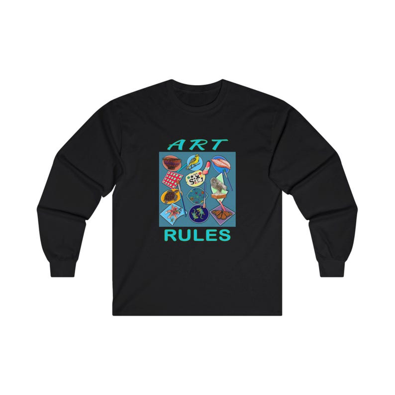 Pu&ograve; includere: Maglietta a maniche lunghe nera con un design grafico di materiali artistici colorati e il testo "ART RULES" in turchese.