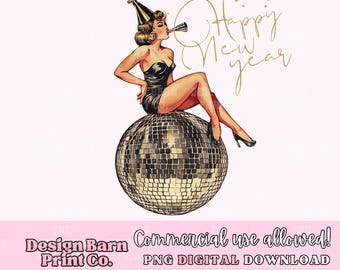 Könnte beinhalten: Eine Frau mit einer Partymütze sitzt auf einer Discokugel und bläst in eine Partyhupe. Der Text "Happy New Year" ist in goldener Schrift über ihr geschrieben.