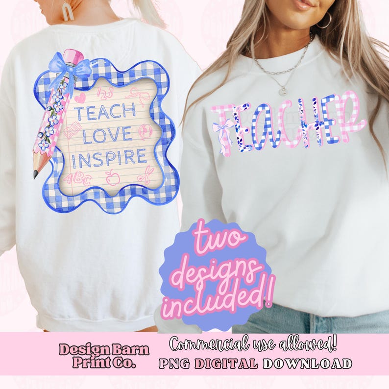 Pode incluir: Camisola branca com dois designs. Um apresenta uma moldura azul xadrez com um l&aacute;pis e as palavras "TEACH LOVE INSPIRE". O outro design soletra "TEACHER" em xadrez rosa e azul. Um la&ccedil;o azul claro est&aacute; no l&aacute;pis e na palavra "TEACHER".