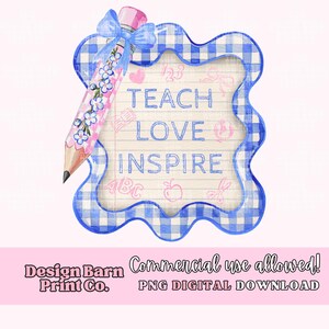 Pode incluir: Um design em aquarela com uma moldura xadrez azul e branca que mostra as palavras "TEACH LOVE INSPIRE" em papel pautado. Um l&aacute;pis rosa com detalhes florais e um la&ccedil;o azul est&aacute; posicionado &agrave; esquerda. Inclui pequenas ilustra&ccedil;&otilde;es rosa.