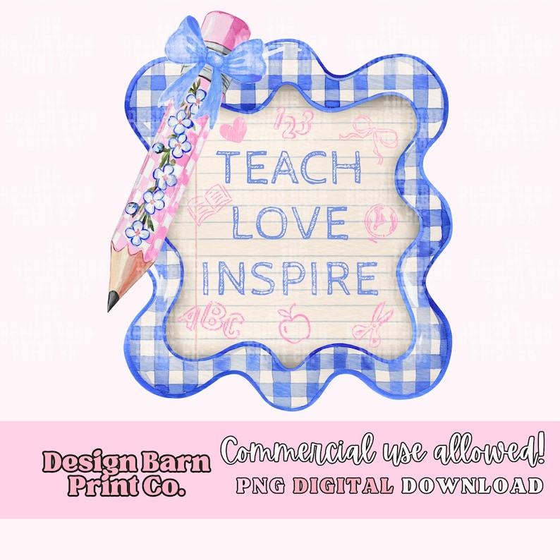 Pode incluir: Um design em aquarela com uma moldura xadrez azul e branca que mostra as palavras "TEACH LOVE INSPIRE" em papel pautado. Um l&aacute;pis rosa com detalhes florais e um la&ccedil;o azul est&aacute; posicionado &agrave; esquerda. Inclui pequenas ilustra&ccedil;&otilde;es rosa.