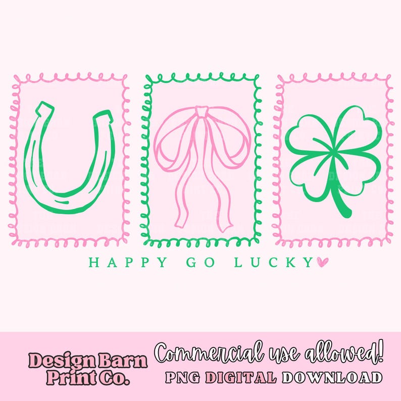 Pu&ograve; includere: Design digitale su sfondo rosa con tre cornici quadrate. Ogni cornice contiene un ferro di cavallo verde, un fiocco rosa e un quadrifoglio verde. Il testo "HAPPY GO LUCKY" &egrave; sotto.