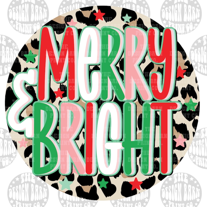 Op de afbeelding: Een ronde, zwart-bruine luipaardprint achtergrond met rode, roze en groene letters die "Merry & Bright" lezen met witte sterren die eroverheen zijn gestrooid.
