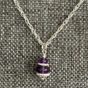Halsband i sterlingsilver med ametist, Sophie - Fint charmhänge, damhalsband i silver