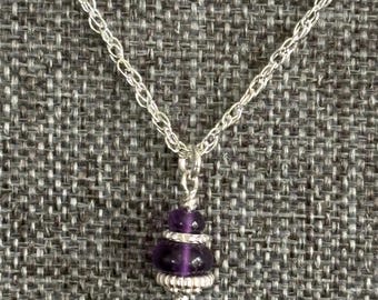 Collar Sophie de plata de ley con amatista - Delicado colgante con dije de dama en plata