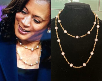 Naszyjnik Kamala Harris Iconic Pearl and Gold Station z grubym łańcuszkiem wypełnionym złotem