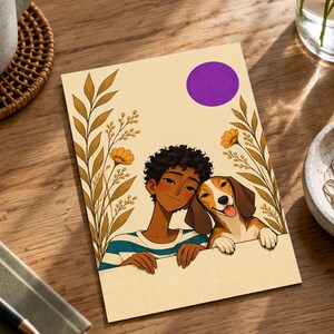 Puede incluir: Una l&aacute;mina rectangular con una ilustraci&oacute;n de estilo dibujo animado de una persona de pelo rizado oscuro y un perro beagle apoyando los brazos en un borde. La escena incluye tallos bot&aacute;nicos de color dorado, flores amarillas y un c&iacute;rculo morado.