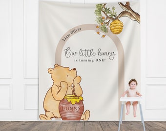 Pancarta personalizable de cumpleaños clásico de Winnie the Pooh, primer cumpleaños de niño, decoración de fondo de Little Hunny, fiesta neutra, cumpleaños de bebé Honey Bear