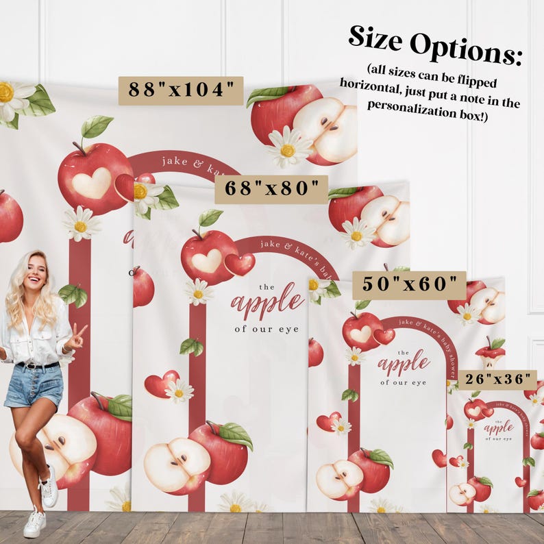 Puede incluir: Fondo blanco con dise&ntilde;os de manzanas rojas y corazones, disponible en varios tama&ntilde;os: 224cm x 264cm, 173cm x 203cm, 127cm x 152cm y 66cm x 91cm. Se muestra el texto "the apple of our eye". Todos los tama&ntilde;os se pueden voltear horizontalmente.