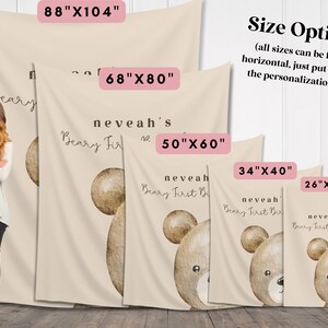 Może przedstawiać: Beżowy gobelin z akwarelową ilustracją misia i napisem "neveah's Beary First Birthday". Dostępny w r&oacute;żnych rozmiarach, w tym 224cm x 264cm, 173cm x 203cm, 127cm x 152cm, 86cm x 101cm i 66cm x 91cm.