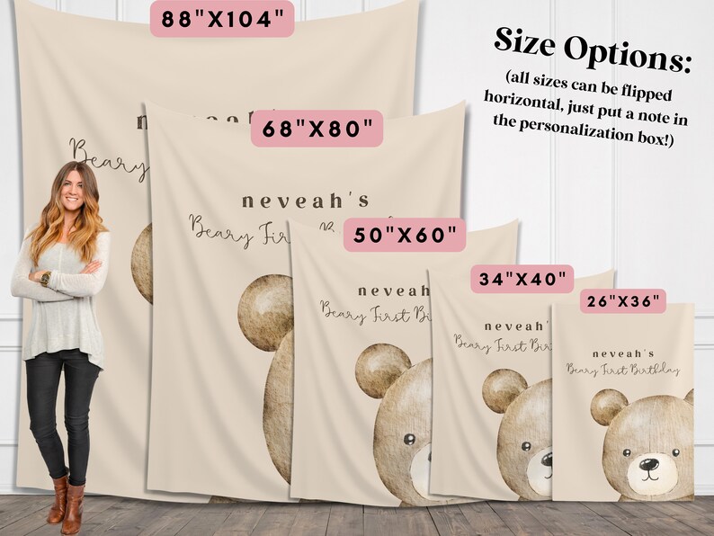 Może przedstawiać: Beżowy gobelin z akwarelową ilustracją misia i napisem "neveah's Beary First Birthday". Dostępny w r&oacute;żnych rozmiarach, w tym 224cm x 264cm, 173cm x 203cm, 127cm x 152cm, 86cm x 101cm i 66cm x 91cm.