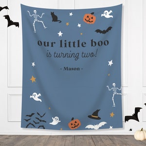 Nosso pequeno Boo está completando dois banners de festa de aniversário de Halloween | Contexto de texto personalizável | Assustador | Nossa Abóbora Pequena | Dois assustadores